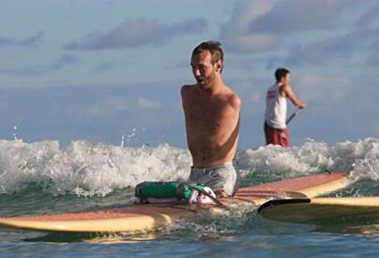 أشهر متحدّ للإعاقة في العالم يقضي شهر العسل مع زوجته الجديدة